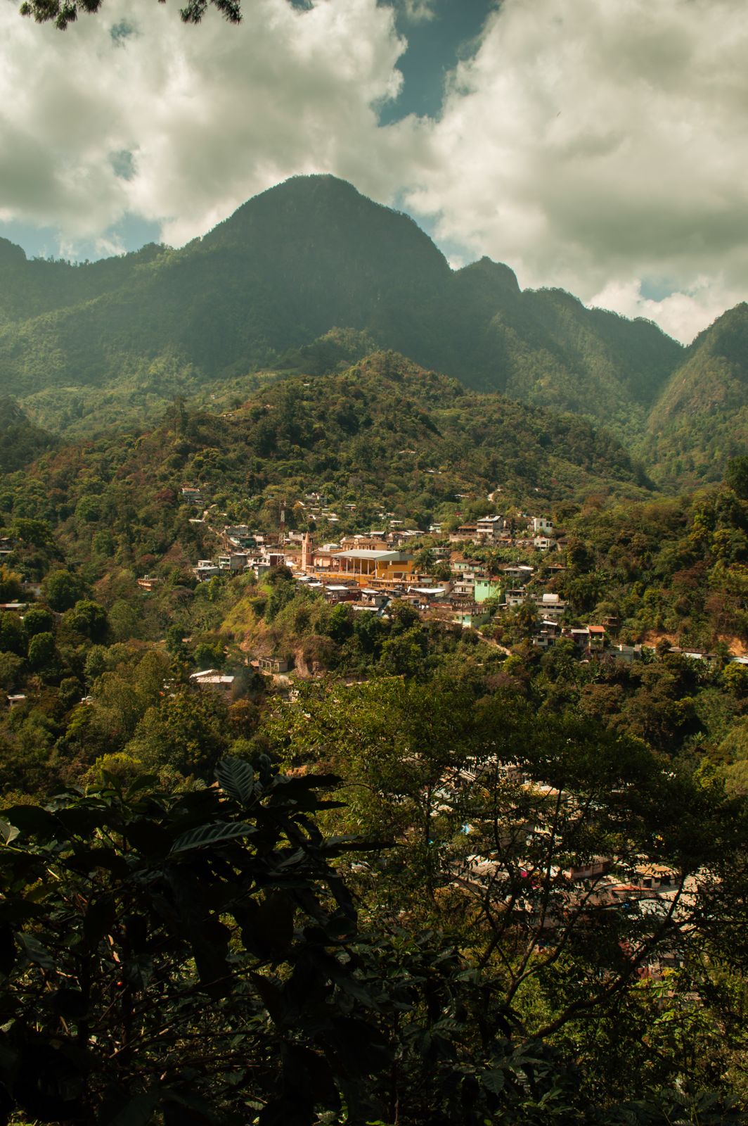 Pueblo cafetero entre montañas